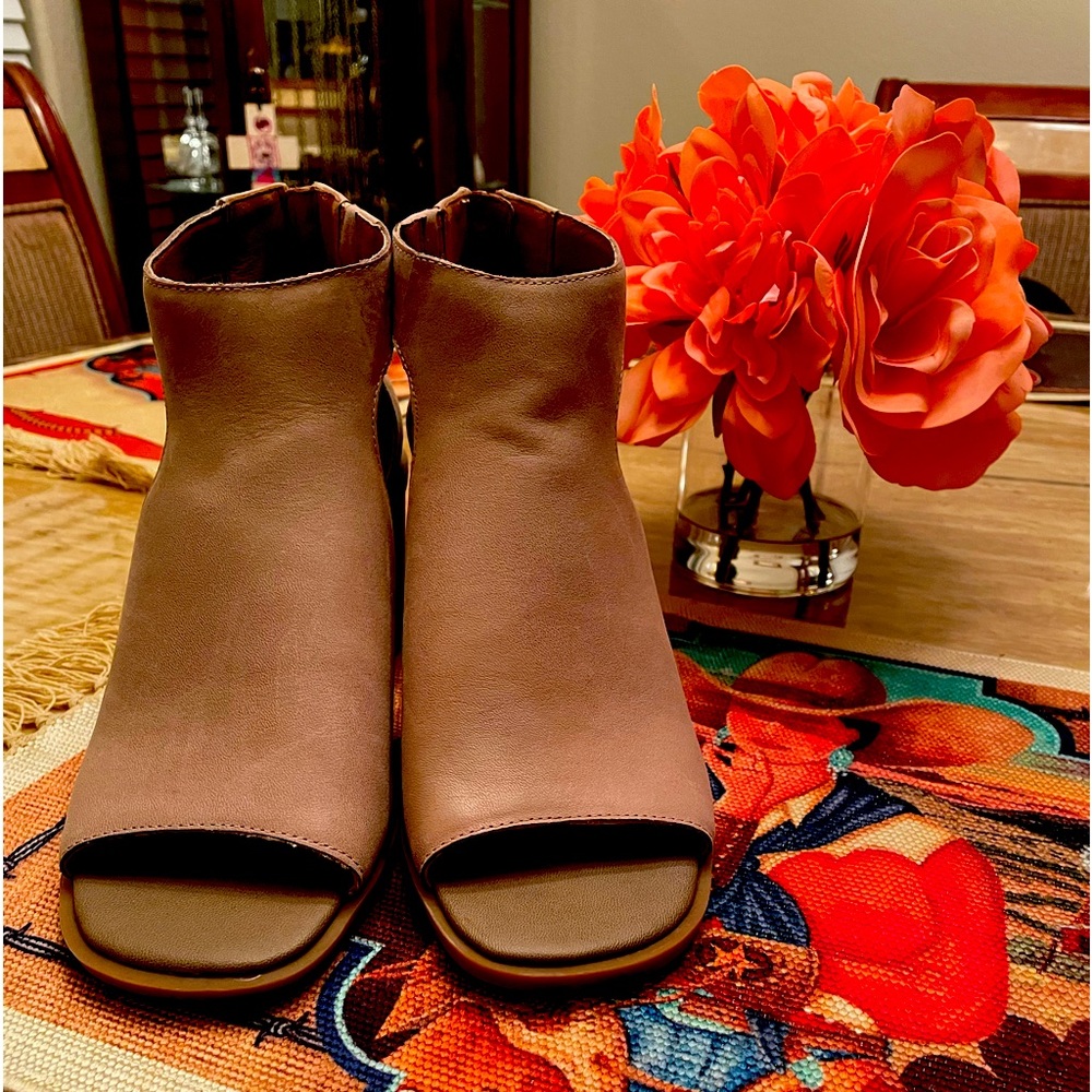 Lucky Brand Leather Open Toe Sandals NWT 10 M